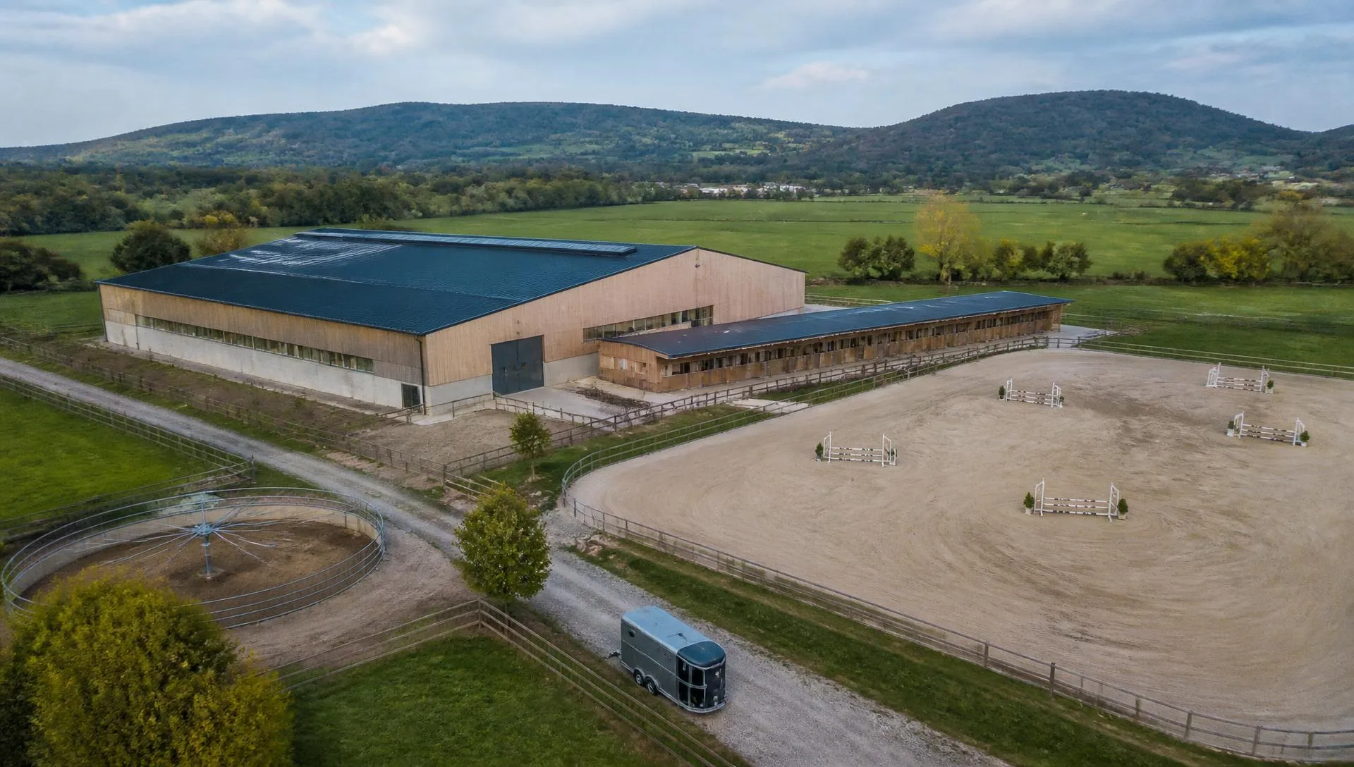 Der Countdown läuft Visualisierung des geplanten Reitsportzentrums Team Steffen in Aarau aus der Luft