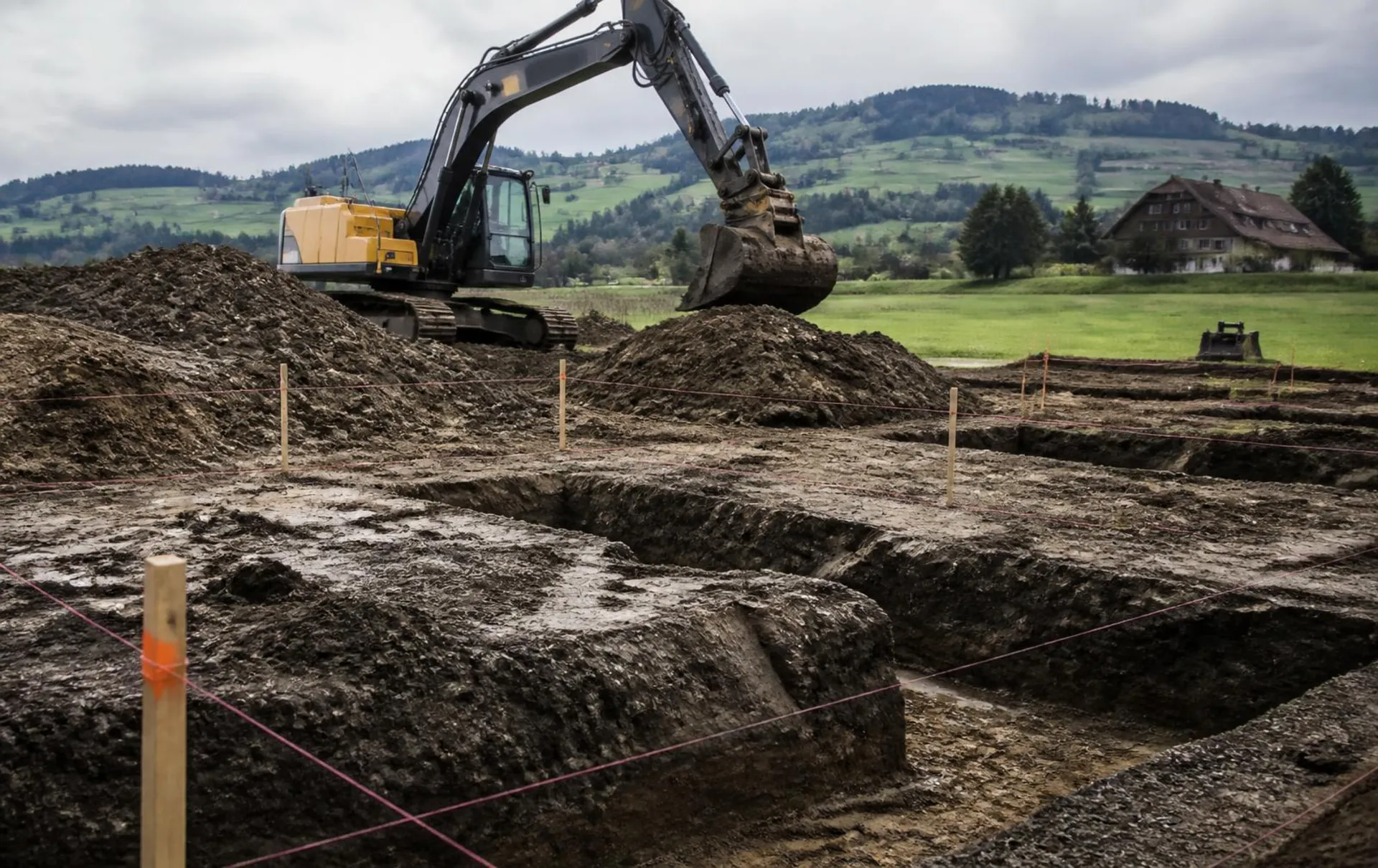 Baustart Reitsportzentrum Aarau, September 2026 Baustelle des Reitsportzentrums Team Steffen in Aarau mit Bagger und Fundamentgräben